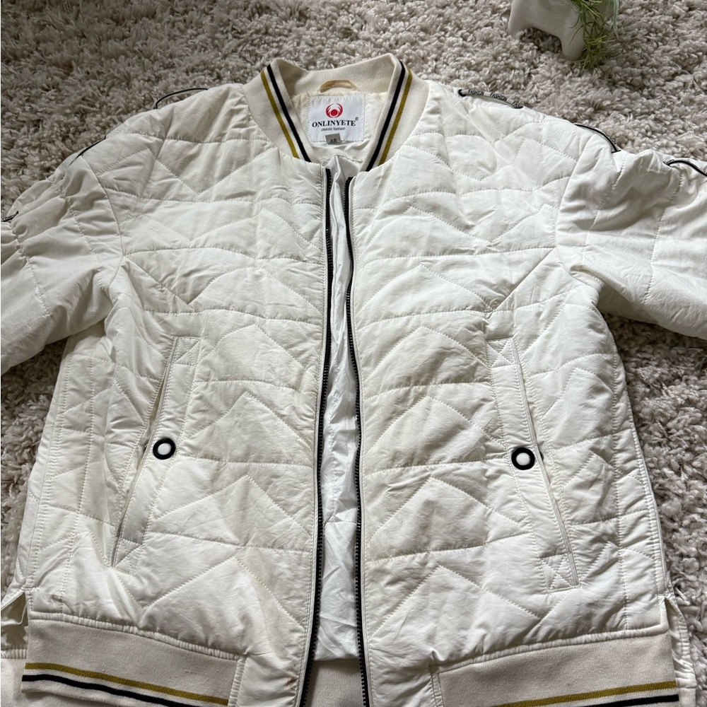 Onlinyete Cream quilted bomber jacket with gold and navy details - Picture 3 of 8